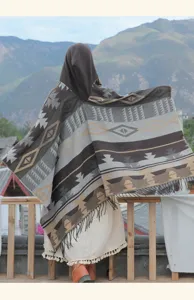 Detaillierte Rückansicht eines Bohème-Kapuzenponchos mit schönen ethnischen Mustern.