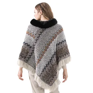 Bohemian Strickponcho mit Kunstfellkragen und Fransensaum für den Herbst Winter