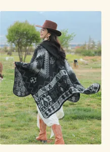 Modèle portant un poncho à capuche ethnique à motifs géométriques en extérieur