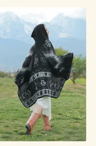 Vue détaillée d'un poncho ethnique à capuche pour femme avec motifs géométriques en montagne