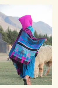 Detailansicht eines farbenfrohen böhmischen Kapuzenponchos mit Quasten im Ethno-Stil auf Reisen