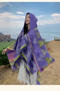 Eleganter lila Bohemian Kapuzenumhang mit ethnischen Mustern und modischen Fransen