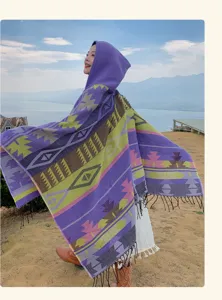 Eleganter Kapuzenschal im Boho-Stil mit geometrischen Mustern und Fransen im Freien