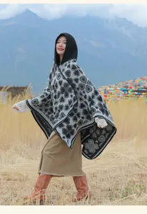 Asiatisches Model in Berglandschaft trägt ethnischen Strick-Poncho mit Herzmuster