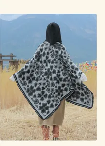 Rückansicht eines gestrickten Ponchos mit Kapuze im Ethno-Stil und Herzmuster