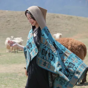 Châle à capuche de style ethnique avec motif géométrique bleu pour les voyages en plein air.