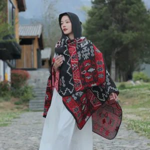 Châle à capuche de style ethnique avec motifs géométriques rouges et noirs pour voyage