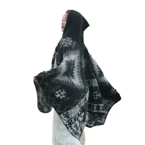 Poncho à capuche style ethnique pour femmes avec motifs géométriques de flocons