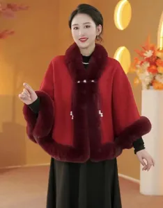 Detailansicht eines roten Damen-Capes mit plüschigem Kunstfellkragen und Perlen