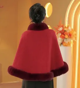 Detailansicht der Rückseite eines eleganten roten Damen-Capes mit weichem Kunstfellkragen