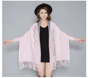 Eleganter rosa Strickschal Poncho mit Pflaumenblütenstickerei und langen Fransen