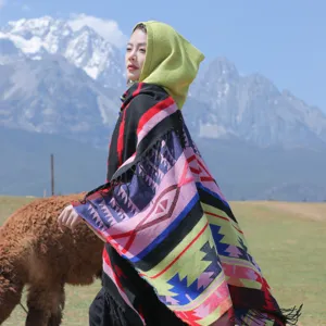Farbenfroher Kapuzen-Poncho im Ethno-Stil für tolle Reisen und Outdoor-Fotografie