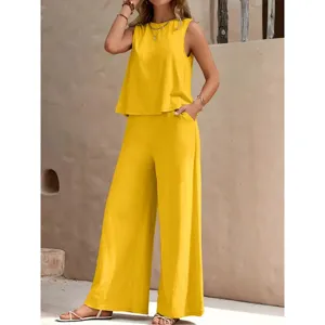 Femme haut sans manches jaune et pantalon large ensemble deux pieces tenue casual
