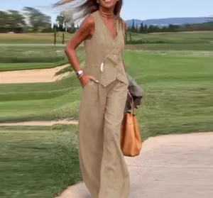 Vue de détail en extérieur d'un ensemble décontracté sans manches beige à jambes larges.