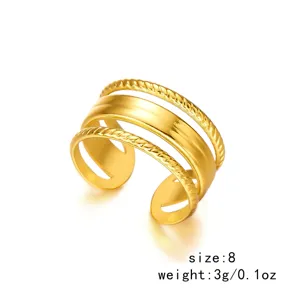 Detail des vergoldeten Edelstahlrings mit Schichtdesign und Flechtmuster