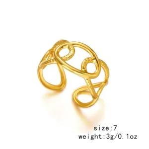 Detailansicht eines vergoldeten Edelstahlrings mit strukturiertem, offenem Design