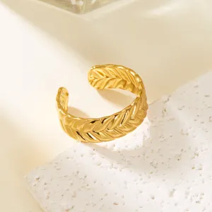 Detailaufnahme eines vintage vergoldeten Edelstahlrings mit Weizenmuster-Struktur.