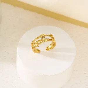 Detailaufnahme eines vergoldeten mehrschichtigen Edelstahlrings im Vintage-Stil.