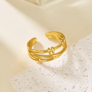 Nahaufnahme eines vergoldeten verstellbaren Edelstahlrings im Vintage-Stil mit drei Bändern