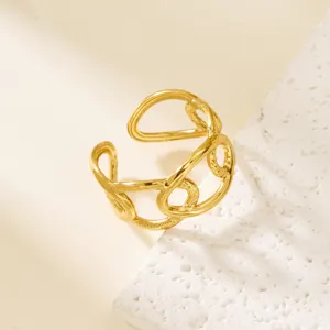 Nahaufnahme eines vergoldeten hohlen geometrischen Rings im Vintage-Ketten-Design für Damen