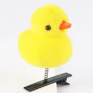 Nahaufnahme der Plüschtextur und des Federmechanismus der Enten-Haarklammer.