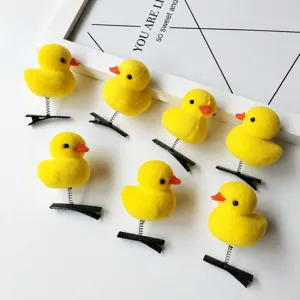 Detailansicht von sieben niedlichen gelben Enten-Haarclips mit flexiblen Federn