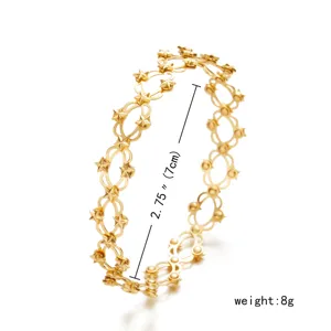 Dettaglio di un bracciale telescopico oro con stelle, diametro 7cm e peso di 8g.