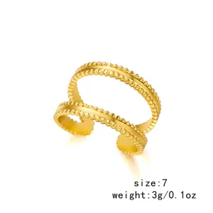 Detailansicht eines vergoldeten Edelstahlrings mit Doppelband für Damen.