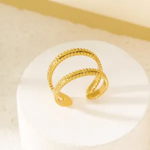 Detailansicht eines vergoldeten Edelstahlrings mit strukturiertem Perlenrand-Design