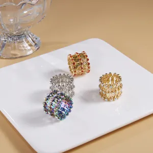 Primo piano di quattro anelli elastici colorati che diventano braccialetti