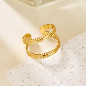 Detailaufnahme eines vergoldeten Edelstahlrings mit zweireihigem Perlenrand-Design.