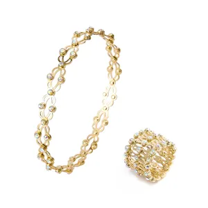 Dettaglio dell'elegante set anello e bracciale telescopici dorati con cristalli