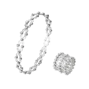 Dettaglio dell'anello retrattile 2-in-1 che si trasforma in un bracciale argento
