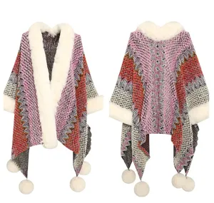 Vorder- und Rückansicht des ethnischen Strickponchos mit Kunstfellkragen und Bommeln