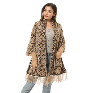 Stijlvolle gebreide damessjaal met luipaardprint, zakken en elegante franje voor de winter