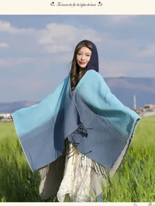 Elegante blauwe gradiënt poncho sjaal met capuchon en franjes op Aziatisch model buiten