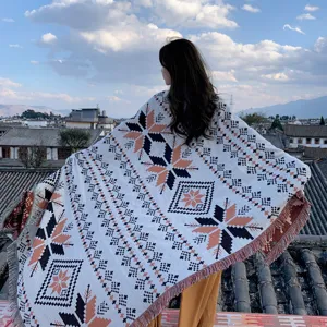 Ethno-Strickschal-Decke mit böhmischen Mustern und Fransen ideal für Reisen und Urlaub