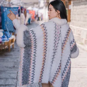 Ethno-Strickponcho in Weiß mit Kunstpelzkragen und Zickzack-Muster