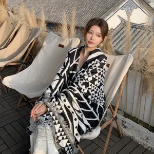Boho-Strickschal mit schwarz-weißem geometrischem Muster und Fransen für die Reise