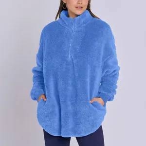 Vue détaillée du sweat-shirt molletonné et duveteux à quart de zip en bleu.
