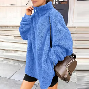 Gros plan sur le pull polaire femme zippé duveteux, mettant en valeur sa texture douce et col.