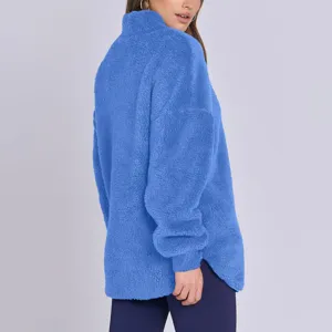 Vue détaillée du pull en polaire bleue, col montant douillet, matière peluche douce pour femmes.