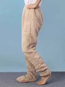 Detalle del pantalón de pijama de felpa gruesa, con textura de forro polar y diseño cálido.
