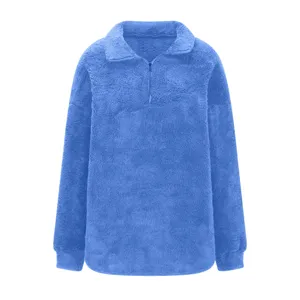 Gros plan détaillé du pull en polaire bleue douillette avec col montant et demi-zip.