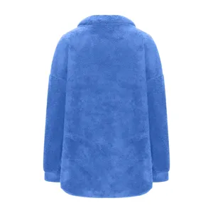 Détail sweat polaire bleu, col montant moelleux vêtement hiver vue arrière.