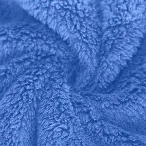 Gros plan détaillé sur un tissu polaire pelucheux bleu doux idéal pour vêtements d'hiver.