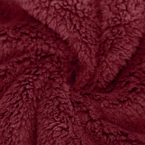 Gros plan detail de tissu polaire peluche rouge foncé, texture douce pour vetement.