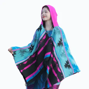 Boho-Poncho mit Kapuze und ethnischen Mustern für Reisen und Fotografie.