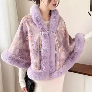 Detailansicht eines weichen Blumen-Capes mit lila Kunstpelzbesatz und Quasten
