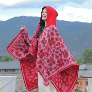 Eleganter roter Strick-Poncho mit Kapuze und ethnischen Herz-Kleeblatt-Mustern